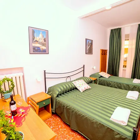 Vendégház A Casa Simpatia - A Richiesta Parcheggio Gratuito ! Róma